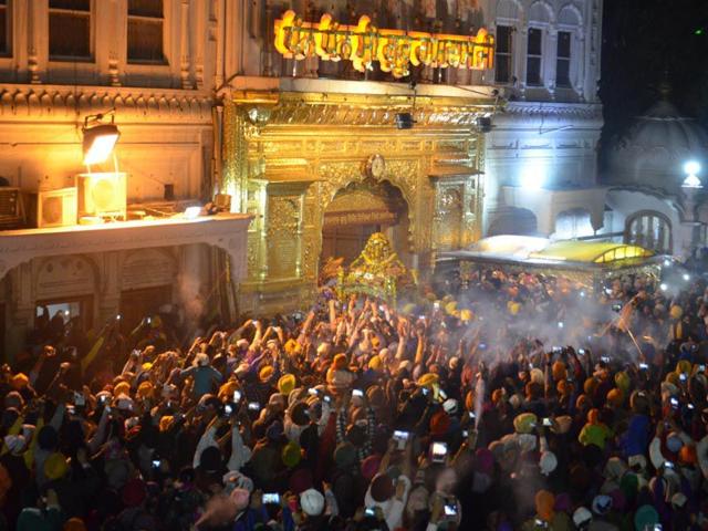 Devotees pay obesiance at Golden Temple during Hola Mohalla at Golden Temple in Amritsar. Sameer Sehgal/HT