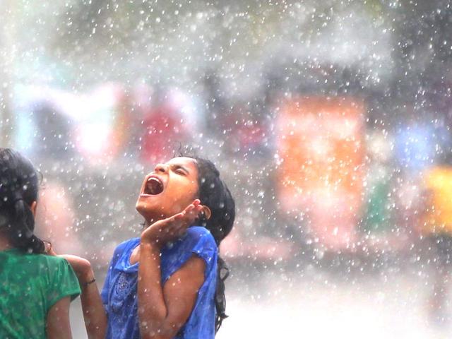 Children enjoy the rains at Carter Road, Bandra in Mumbai. The city experienced a cold weather this week. (Satish Bate/HT photo)