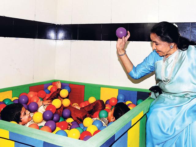 Asha Bhosle revisits childhood with kids at the opening of an autism centre in Mumbai. (Photo: Yogen Shah)