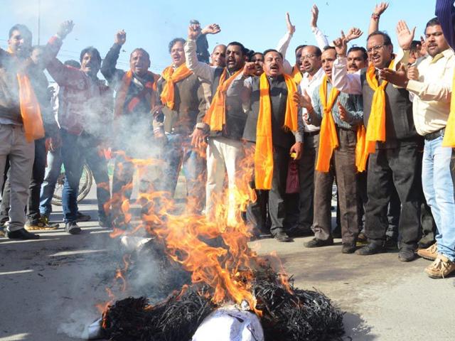Activists of various Hindu organization protest over the release of separatist leader Masrat Alam Bhat. HT/Photo