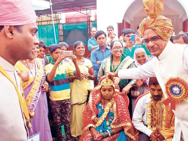 CM-Shivraj-Singh-Chouhan-blesses-a-couple-during-a-mass-wedding-ceremony-organised-in-Hoshangabad-on-Wednesday-HT-photo CM-Shivraj-Singh-Chouhan-blesses-a-couple-during-a-mass-wedding-ceremony-organised-in-Hoshangabad-on-Wednesday-HT-photo
