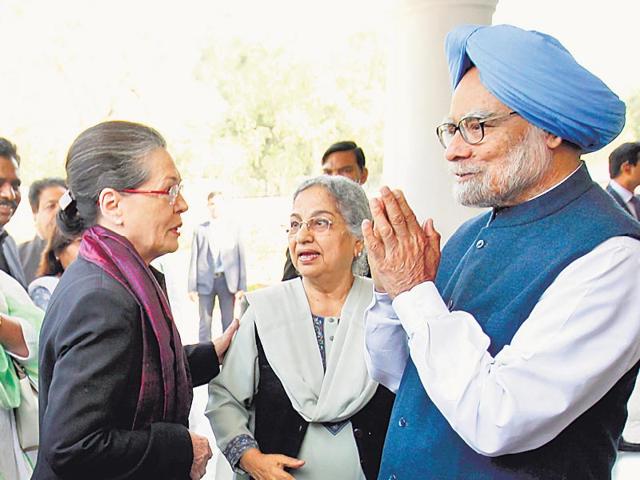 Congress-president-Sonia-Gandhi-and-senior-party-leaders-with-former-PM-Manmohan-Singh-and-his-wife-Gursharan-Kaur-at-their-residence-in-New-Delhi-HT-photo-by-Ajay-Aggarwal Congress-president-Sonia-Gandhi-and-senior-party-leaders-with-former-PM-Manmohan-Singh-and-his-wife-Gursharan-Kaur-at-their-residence-in-New-Delhi-HT-photo-by-Ajay-Aggarwal