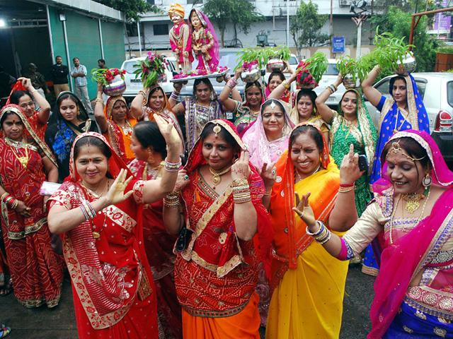 Members of Mewar Kshatriya Soni community take out Gangaur procession in Indore on Friday. (Arun Mondhe/HT photo)
