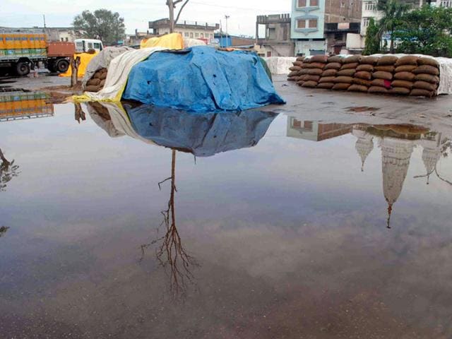 Food-grain-bags-kept-in-a-waterlogged-yard-in-Ujjain-on-Friday-Heavy-showers-hit-Ujjain-on-the-intervening-night-of-Thursday-and-Friday-HT-photo Food-grain-bags-kept-in-a-waterlogged-yard-in-Ujjain-on-Friday-Heavy-showers-hit-Ujjain-on-the-intervening-night-of-Thursday-and-Friday-HT-photo