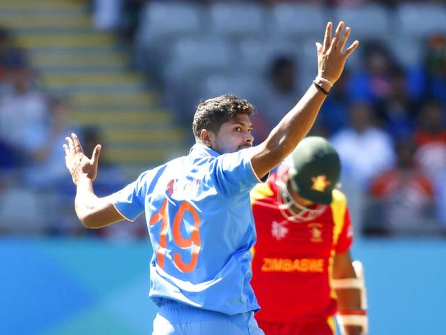 India-s-Umesh-Yadav-celebrates-dismissing-Hamilton-Masakadza-R-of-Zimbabwe-during-their-Cricket-World-Cup-match-at-Eden-Park-in-Auckland-March-14-2015-REUTERS