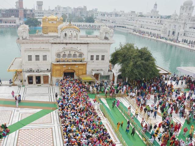 Sikh devotees paying obeisance at the Golden Temple in Amritsar on the occasion of the start of Sikh New year (Nanakshahi Samvat-547) Calendar. Sameer Sehgal/HT