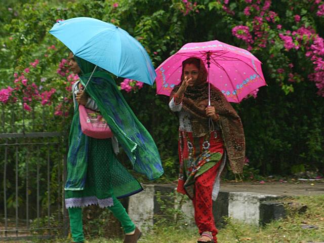 Residents of Bhopal had to take out their woolens and umbrellas to shield themselves from spells of light to moderate showers on Saturday. (Bidesh Manna) Residents of Bhopal had to take out their woolens and umbrellas to shield themselves from spells of light to moderate showers on Saturday. (Bidesh Manna)