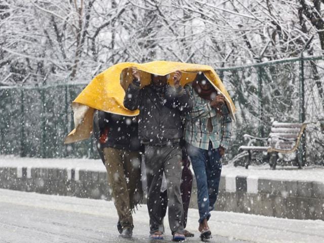 Fresh snowfall disrupted normal life across Kashmir valley. Waseem Andrabi/HT