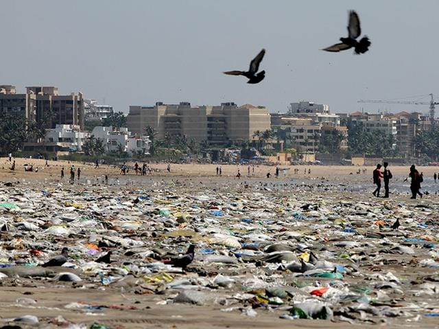 Garbage covers most of the area at the Versova Beach in Mumbai. (Arijit Sen/HT photo)