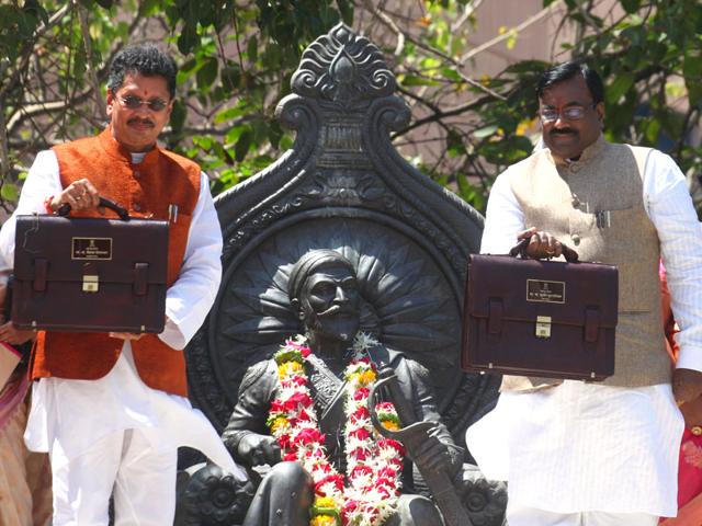 Maharashtra finance minister Sudhir Mungantiwar and his minister of state (MoS) Deepak Kesarkar hold the budget papers ahead of presenting the state budget at Vidhan Bhavan in Mumbai. (Kunal Patil/HT photo)