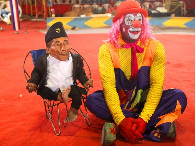 Dangi interacted with the artists of Rambo Circus in Mumbai. He was visiting Mumbai on a brief stopover, before flying for South Pacific island of Samoa. (Arijit Sen/HT photo)