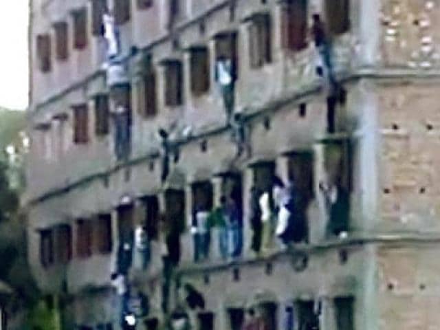Family-members-and-friends-climb-walls-to-make-answer-chits-available-to-those-appearing-for-their-Class-10-exams-at-a-centre-in-Vaishali-Bihar-HT-Photo Family-members-and-friends-climb-walls-to-make-answer-chits-available-to-those-appearing-for-their-Class-10-exams-at-a-centre-in-Vaishali-Bihar-HT-Photo