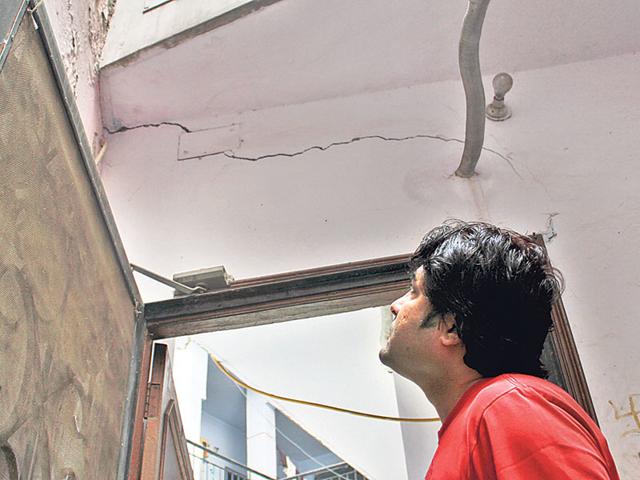 Cracks-have-appeared-in-nearly-50-houses-in-Begampur-village-Sanchit-Khanna-HT-photo