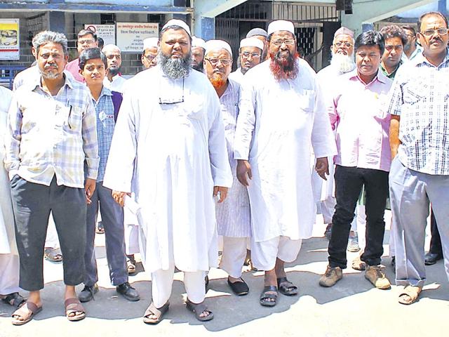 Muslims-in-front-of-the-deputy-commissioner-s-ofice-in-Jamshedpur-Arvind-Sharma-HT-Photo Muslims-in-front-of-the-deputy-commissioner-s-ofice-in-Jamshedpur-Arvind-Sharma-HT-Photo