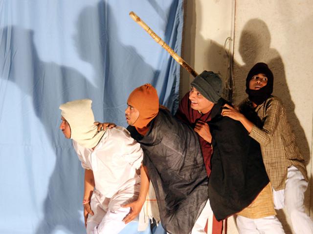 Play 'Sheikh Chilli', organised by Sabrang and directed by Pranjal Shrotriya,was staged at Pritamlal Dua Sabhagrah in Indore on Friday. (Shankar Mourya/HT photo)