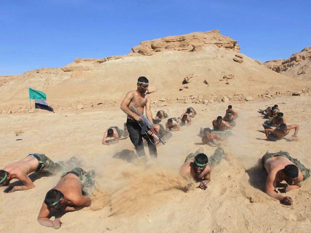 Shiite fighters take part in field training in the desert in Najaf, south of Baghdad. Reuters Photo