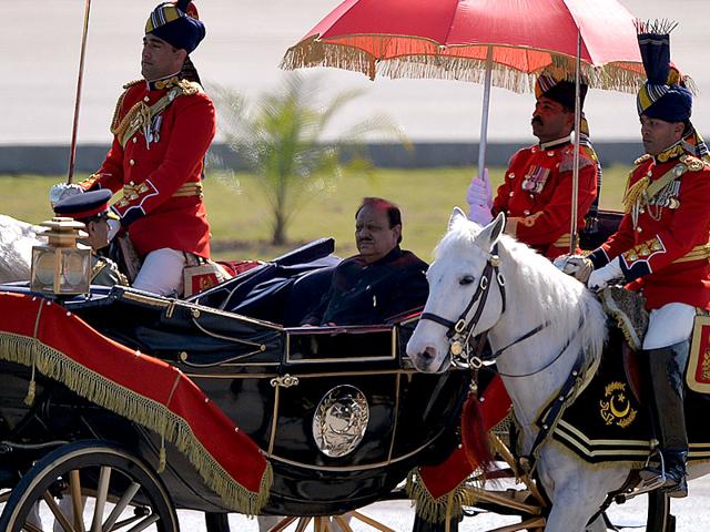 Pakistan's President Mamnoon Hussain (C) rides a horse-drawn carriage escorted by presidential guards as he arrives at the venue for the Pakistan Day military parade in Islamabad. (AFP Photo)