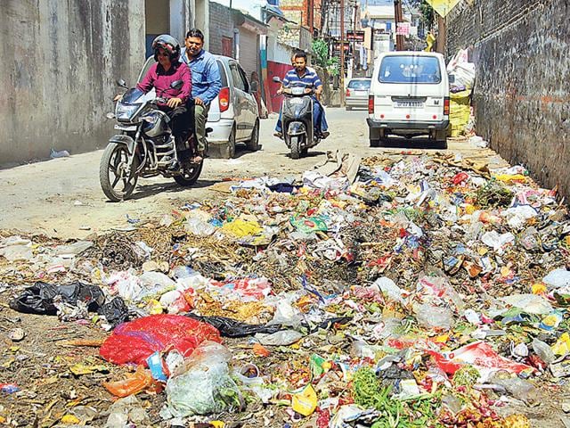 Garbage-lie-scattered-in-the-absence-of-a-dustbin-in-Dhamawala-area-of-Dehradun-Vinay-Santosh-Kumar-HT-photo