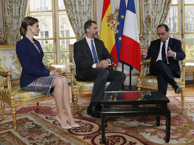 French President Francois Hollande, right, attends a meeting with Spain's King Felipe VI, center, and Queen Letizia at the Elysee Palace in Paris. (AP Photo)