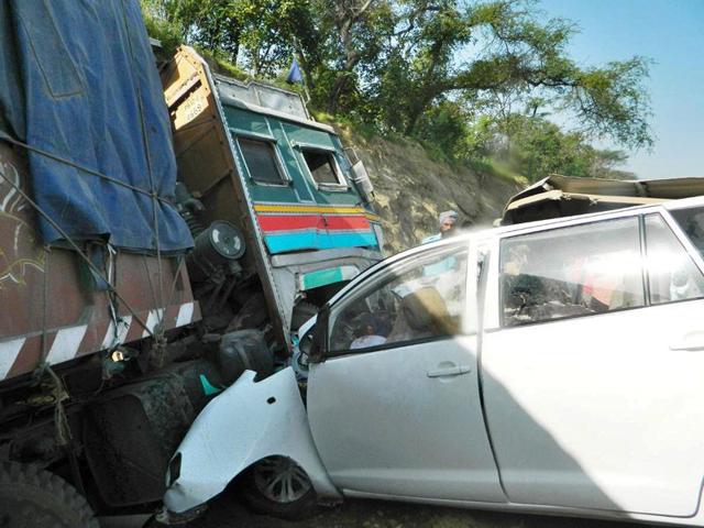 Innova car collided with a truck on Chandigarh-Samrala road near Machiwara in Ludhiana on Thursday. HT/Photo