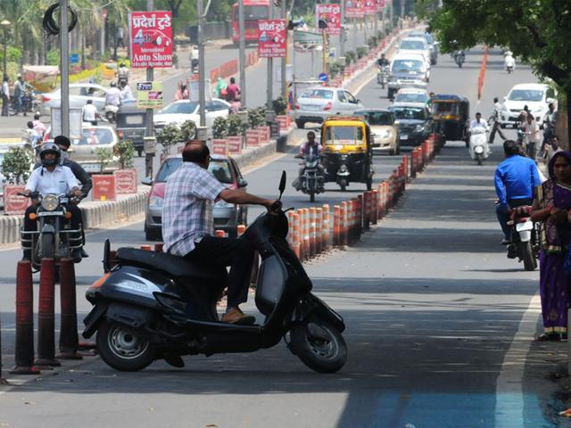 Two-wheeler riders take U-turn on Link Road No 1 to avoid being penalised during a helmet checking drive in Bhopal on Friday. (Mujeeb Faruqui/HT photo)