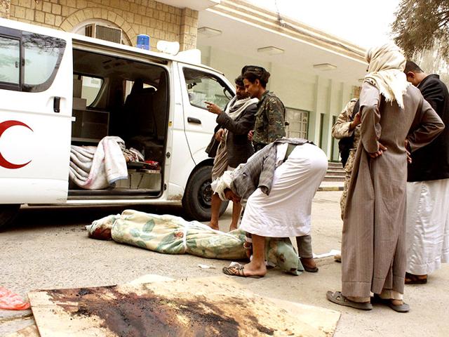 Anti-Houthi-protesters-carry-an-injured-fellow-protester-during-calshes-with-Houthi-fighters-in-Yemen-s-southwestern-city-of-Taiz-Reuters-Photo Anti-Houthi-protesters-carry-an-injured-fellow-protester-during-calshes-with-Houthi-fighters-in-Yemen-s-southwestern-city-of-Taiz-Reuters-Photo