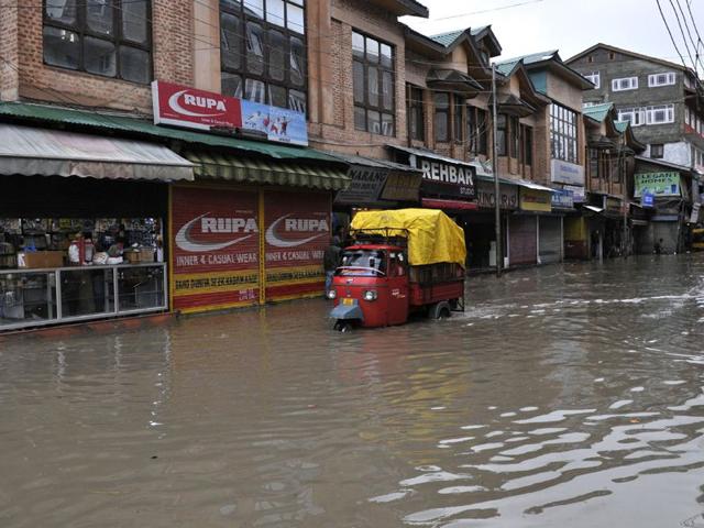 Vehicles move on the flooded roads during rain in Srinagar. Waseem Andrabi/HT