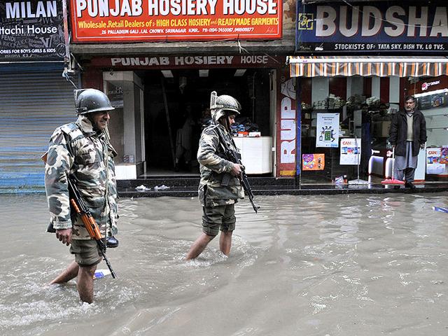 Paramilitary-soldiers-walk-along-flooded-roads-following-heavy-rain-in-Srinagar-Waseem-Andrabi-HT-Photo Paramilitary-soldiers-walk-along-flooded-roads-following-heavy-rain-in-Srinagar-Waseem-Andrabi-HT-Photo