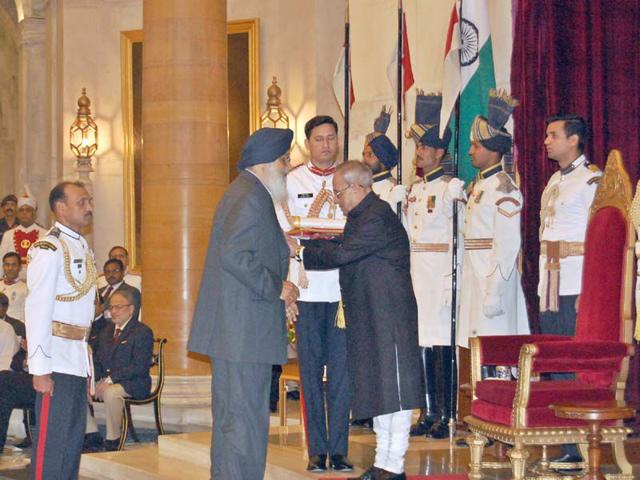 Punjab CM Parkash Singh Badal receiving the Padma Vibhushan award from President of India Pranab Mukherjee at Rashtrapati Bhawan on Monday. HT Photo