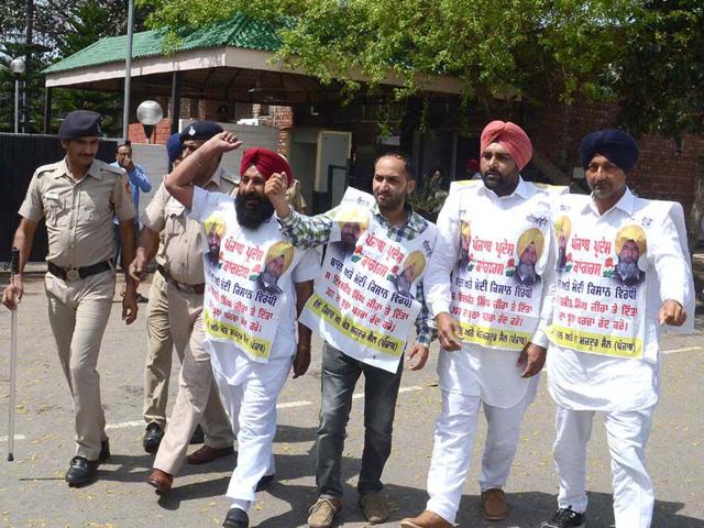 Punjab Congress farmer workers protesting at Punjab CM House in Chandigarh. Keshav Singh/HT
