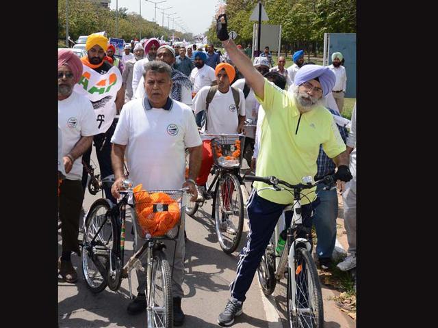 Aam-Admi-Party-senior-leader-HS-Phoolka-along-with-supporters-during-cycle-rally-at-Matka-chowk-in-Chandigarh-Keshav-Singh-HT