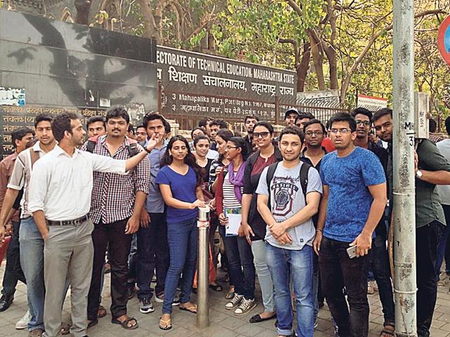 Candidates-protesting-outside-the-Directorate-of-Technical-Education-Mumbai-office-to-demand-a-fair-solution-to-the-problem Candidates-protesting-outside-the-Directorate-of-Technical-Education-Mumbai-office-to-demand-a-fair-solution-to-the-problem