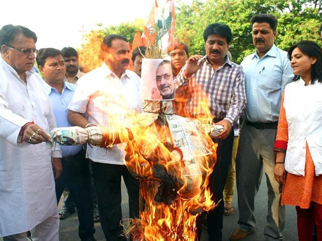 Congress-leaders-burn-effigy-of-Union-minister-Giriraj-Singh-for-his-controversial-comment-against-AICC-president-Sonia-Gandhi-in-Bhopal-Bidesh-Manna-HT-Photo Congress-leaders-burn-effigy-of-Union-minister-Giriraj-Singh-for-his-controversial-comment-against-AICC-president-Sonia-Gandhi-in-Bhopal-Bidesh-Manna-HT-Photo