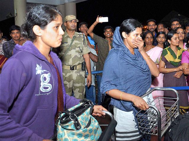 Indian-nationals-disembarking-from-an-Indian-Air-Force-plane-in-Mumbai-following-their-airlift-from-Yemen-on-2-April-2015-AFP-Photo