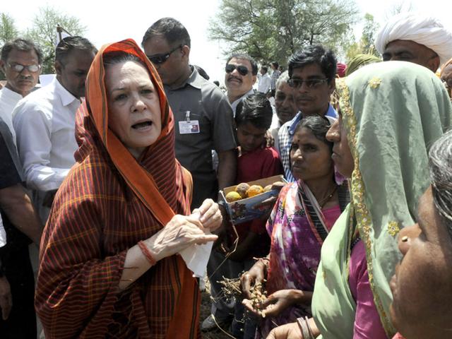 Congress-president-Sonia-Gandhi-meets-farmers-in-Neemuch-district-on-Thursday-Arun-Mondhe-HT-photo