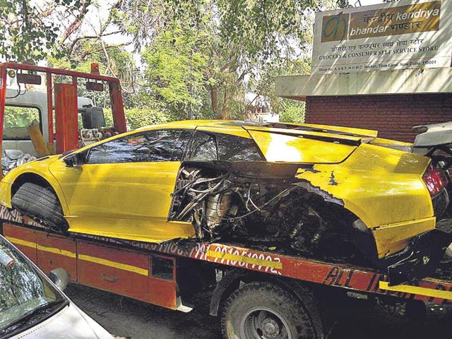 Lamborghini driver abandons car after crash at India Gate | Latest News