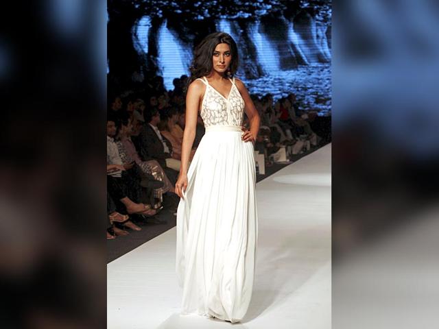 A model presents a creation by Pakistani designer Sania Maskatiya. (Photo: Reuters) 