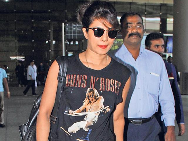 Priyanka-Chopra-at-the-Mumbai-airport-Photo-Viral-Bhayani