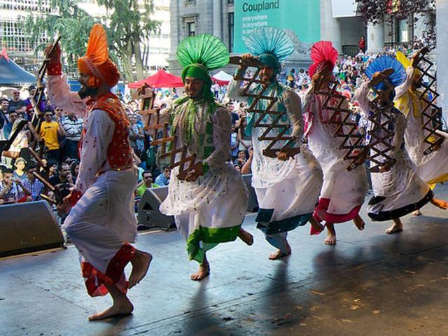 Bhangra-dancers-Vancouverdesi-com-HT-Photo