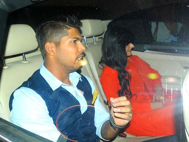 Indian pacer Umesh Yadav arrives to attend cricketer Suresh Raina's wedding ceremony at Leela Palace Hotel, in New Delhi. (HT Photo/Imtiyaz Khan)