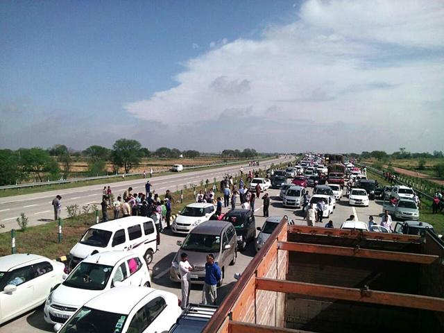 Scores of vehicles remained stranded for hours on the Yamuna Expressway due to the agitation. (Arun Kumar Tripathi/HT Photo)