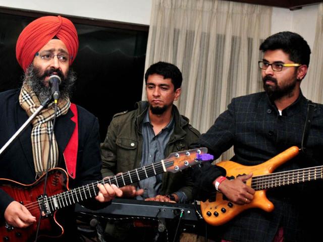 Rabbi Shergil performing inside the restaurant during the heavy rain at the Kasauli Rhythm & Blues festival in Baikunth resort in Kasuali. Ravi Kumar/HT