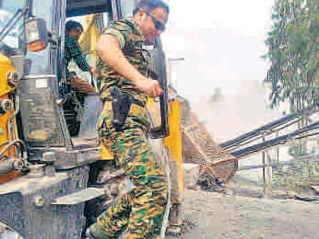 Rohtas-SP-Shivdeep-Waman-Lande-getting-off-a-JCB-machine-during-an-operation-to-demolish-illegal-stone-crusher-units-at-Gopi-Bigaha-village-HT-Photo Rohtas-SP-Shivdeep-Waman-Lande-getting-off-a-JCB-machine-during-an-operation-to-demolish-illegal-stone-crusher-units-at-Gopi-Bigaha-village-HT-Photo