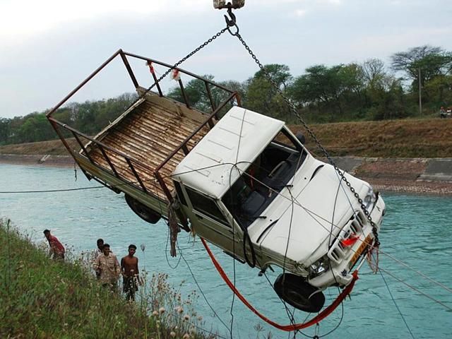 Divers-taking-the-vehicle-out-of-the-Bhakra-canal-near-Rupnagar-on-Monday-HT-Photo