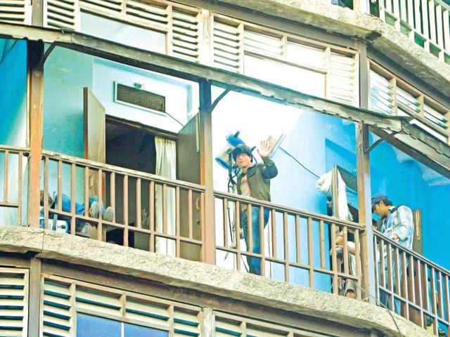 Shah Rukh Khan was seen shooting for his upcoming movie at a chawl in Mumbai. (Photo: Yogen Shah)