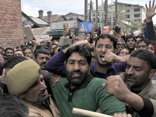 Police detained a dozen of Rehbar-e-Taleem teachers demanding release of their salaries in Jammu. Waseem Andrabi/HT