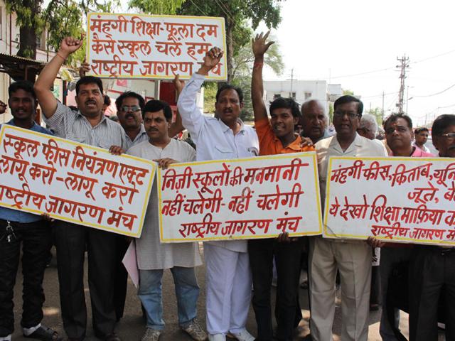 Members of Rashtriya Jagran Manch protest fee hike in private schools, at the collectorate in Bhopal on Wednesday. (HT photo)