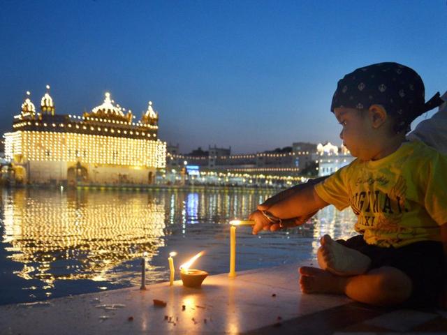 A child light candles at Golden Temple on the occasion of 394th Birth anniversary of the ninth Sikh Guru Teg Bahadur in Amritsar. Sameer Sehgal/HT