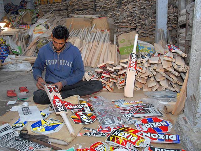 Bat-manufacturers-at-a-sports-manufacturing-unit-at-Jalandhar-where-international-cricketers-place-their-orders-HT-Photo