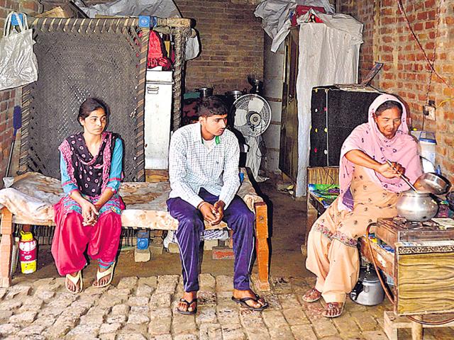 Khushbir-Kaur-s-family-is-braving-hardship-in-Rasulpur-Kalan-village-near-Amritsar-Sameer-Sehgal-HT-Photo